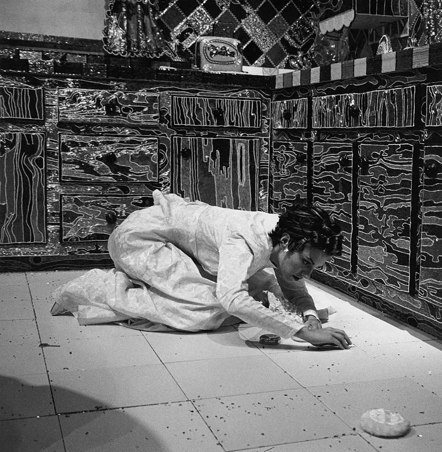 Lou munka közben (Liza Lou: Tagad és elfojt, Cal State Fullerton Művészeti Galéria)